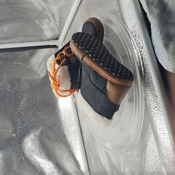 E Black And Orange With A White Fur Top But Thay Do Not Have A Brand On Them - Picture 7 of 7